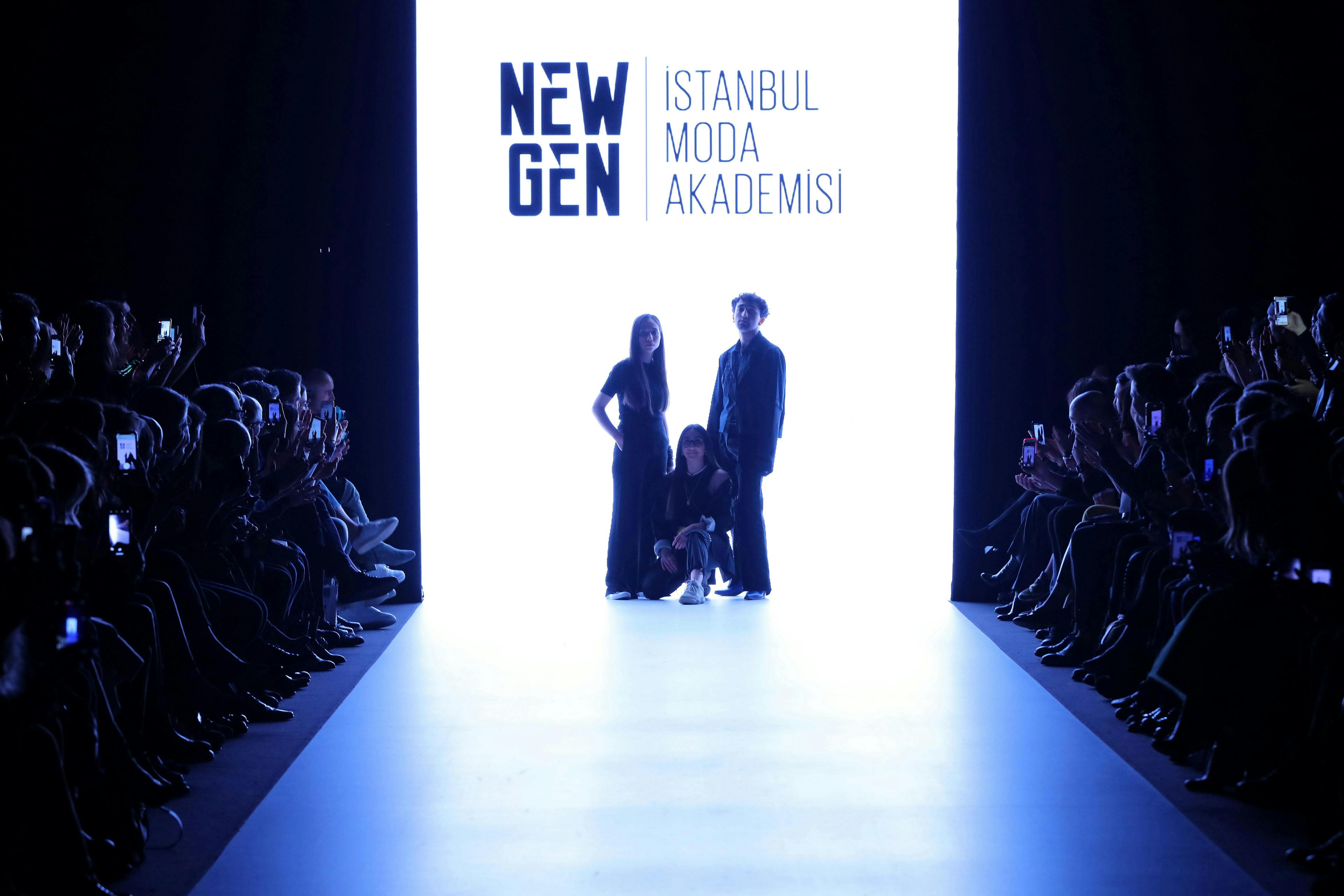 bestof,topix istanbul interior design indoors person human stage lighting crowd sleeve clothing apparel